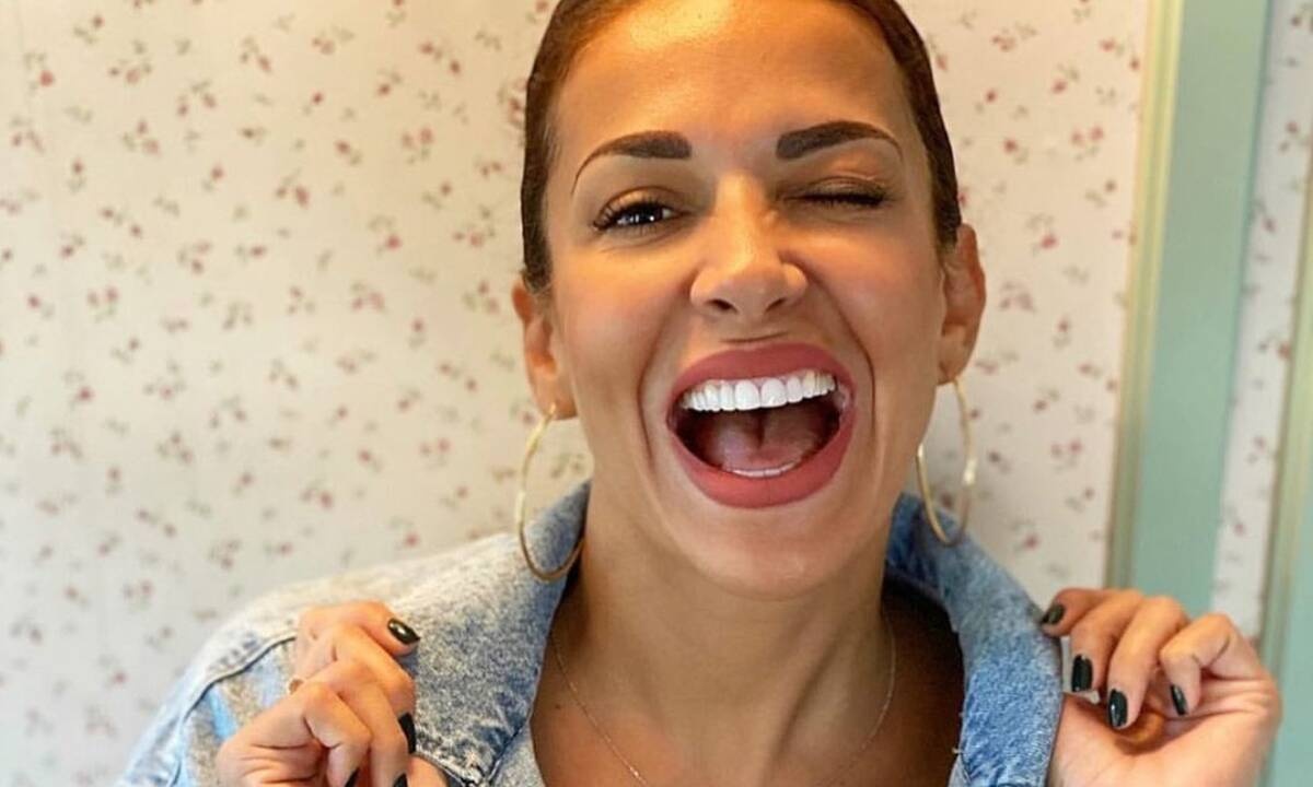 Ελένη Χατζίδου: Κάνει την κόρη της «αεροπλανάκι» κι εκείνη ενθουσιάζεται