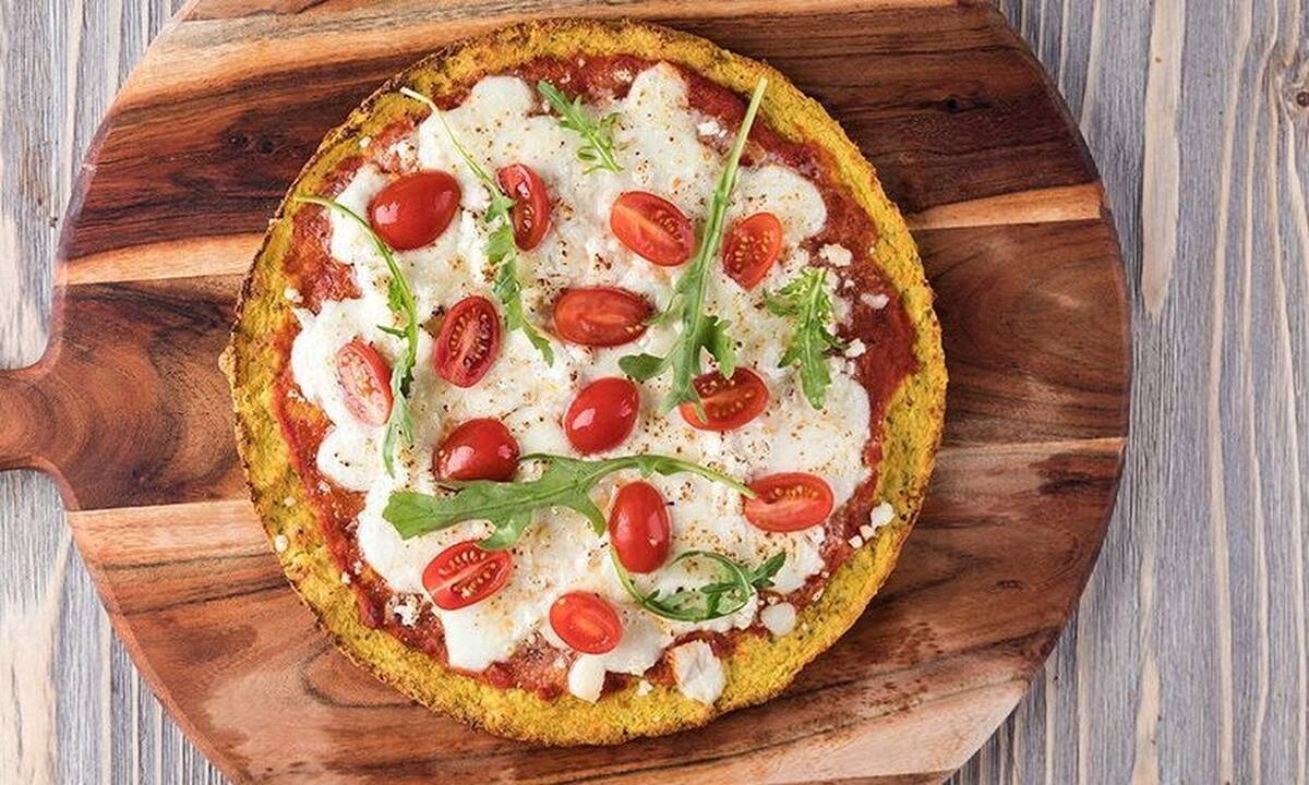 Φτιάξτε υγιεινή πίτσα με κουνουπίδι όπως ο Άκης Πετρετζίκης