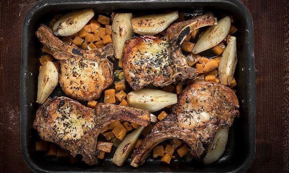 Χοιρινές μπριζόλες με γλυκοπατάτες και αχλάδια από τον Πετρετζίκη