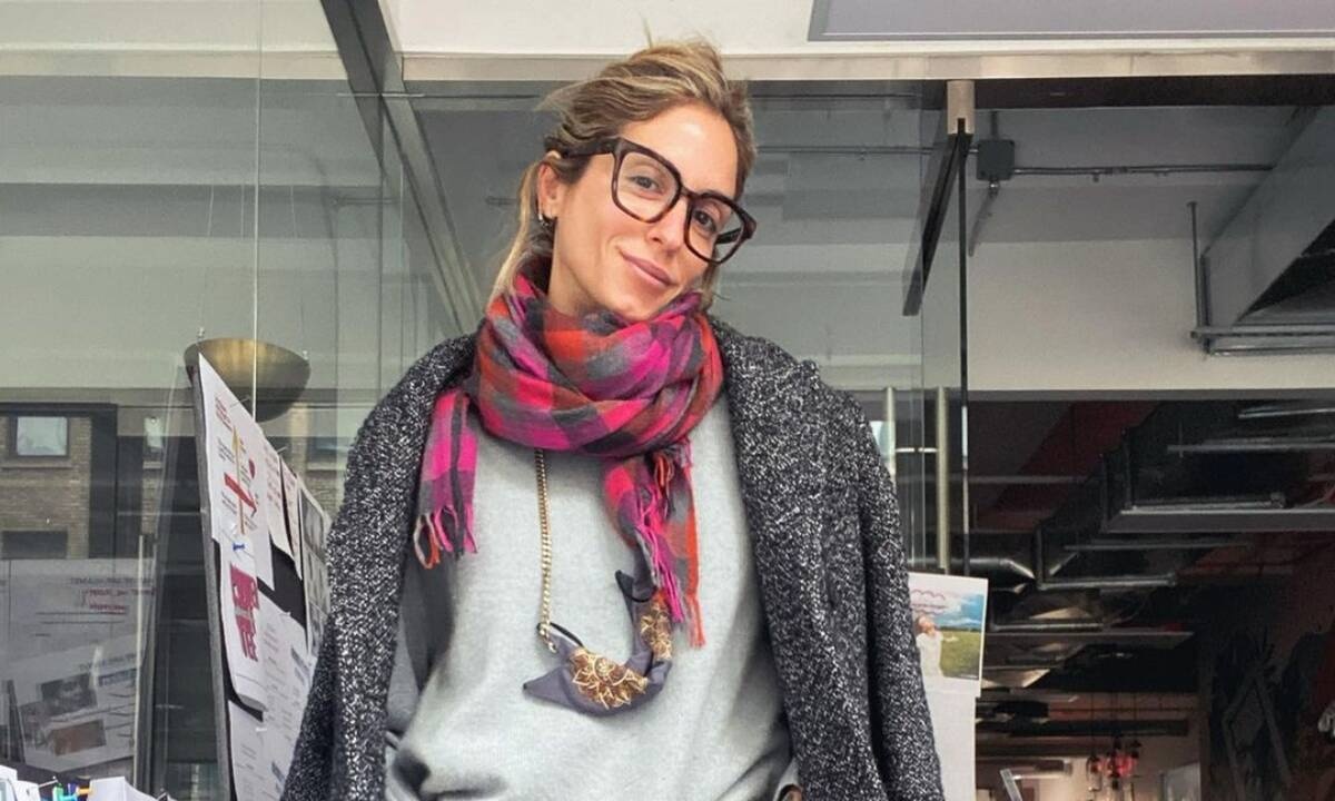 Η Σοφία Καρβέλα έχει βρει το πιο στιλάτο χρώμα για τον φετινό χειμώνα