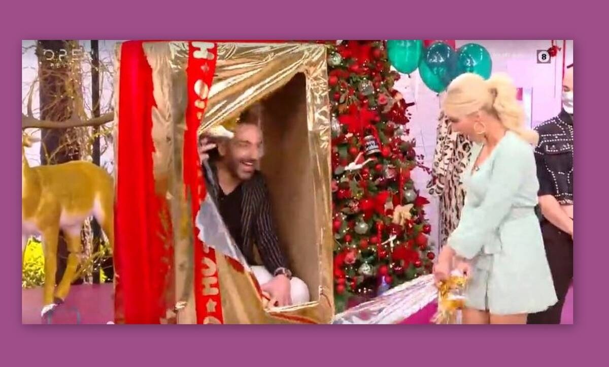 Ευτυχείτε: Ο Κοκλώνης εμφανίστηκε σε συσκευασία δώρου και χάρισε στην Καινούργιου μία τρέσα