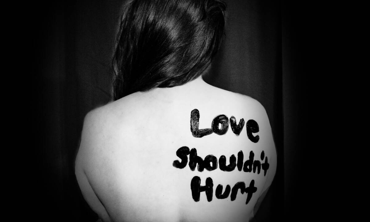 «Αφού σε χτυπάει γιατί δεν φεύγεις;»