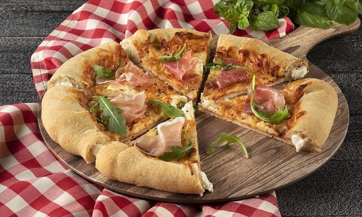 Πίτσα με 4 τυριά και κρούστα με τυρί κρέμα από τον Άκη Πετρετζίκη