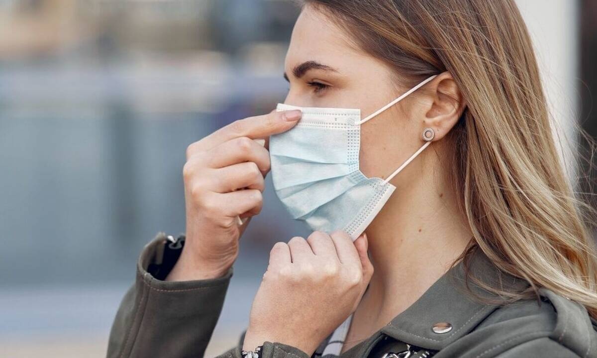 Μήπως τελικά οι μάσκες προστασίας προκαλούν σπυράκια και στα χείλη μας;