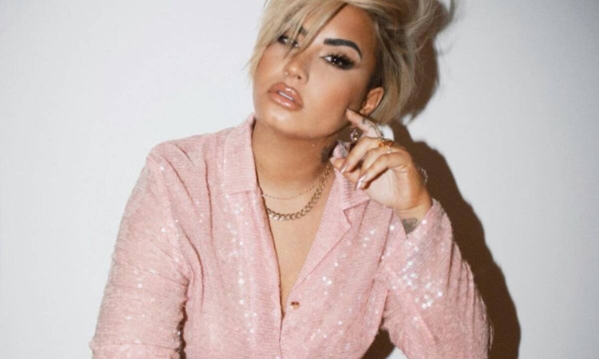 Η Demi Lovato μάς έβαλε σε Xmas mood με το νέο μανικιούρ της