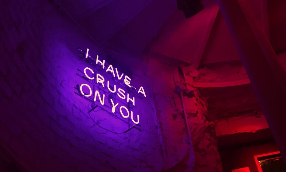 Πώς θα καταλάβεις ότι αρέσεις πραγματικά στο online crush σου; 5 αδιάσειστα σημάδια