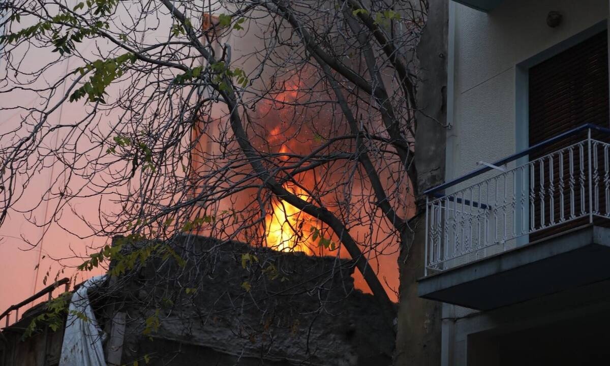 Φωτιά ΤΩΡΑ σε σπίτι στα Εξάρχεια