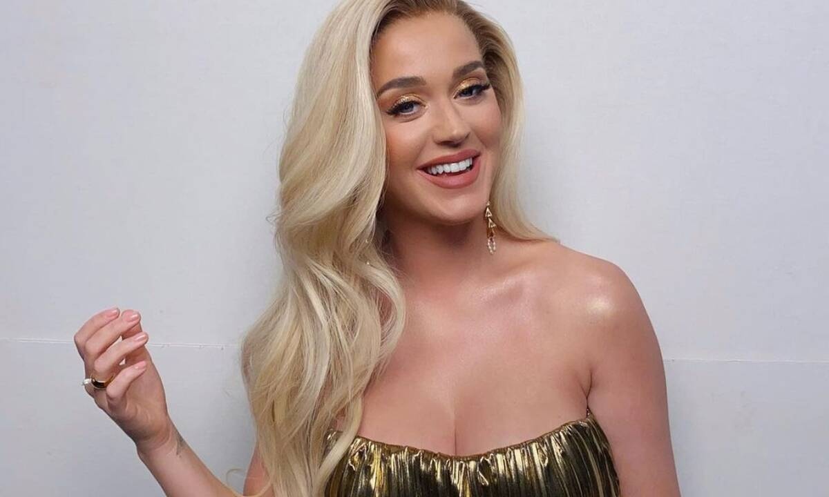 Η Katy Perry έδειξε το κόλπο για να κρύβει την κοιλίτσα τέσσερις μήνες μετά τον τοκετό