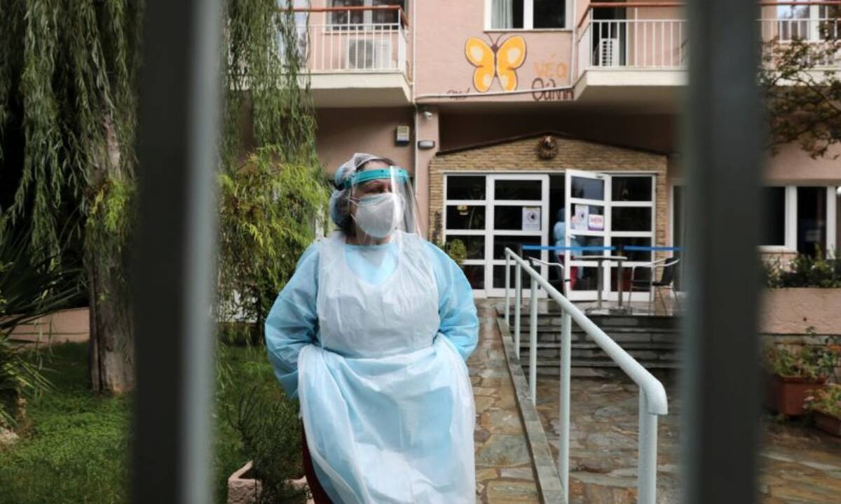 Κρούσματα σήμερα: 1.382 νέα και 102 θάνατοι σε 24 ώρες - «Ασφυξία» στις ΜΕΘ με 579 διασωληνωμένους