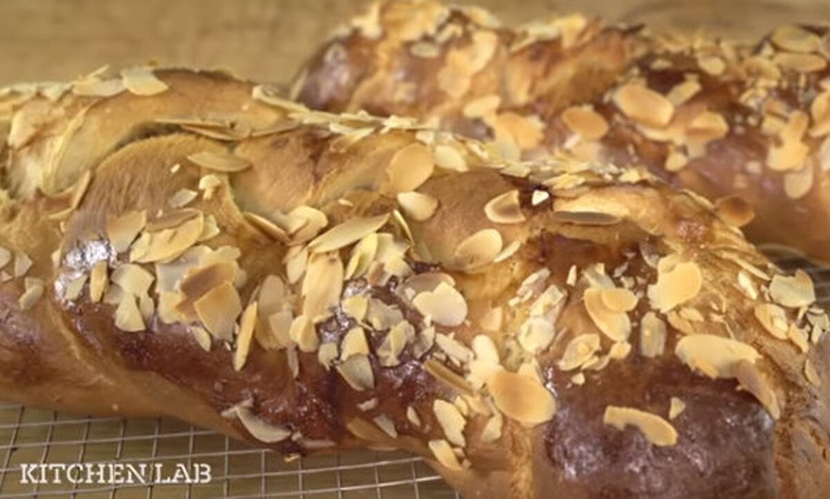 Τσουρέκι το ενάμισι από τον Άκη Πετρετζίκη!