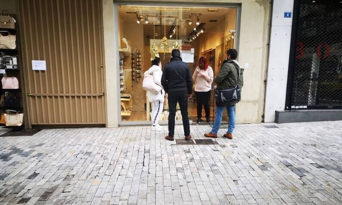 Ρεπορτάζ: Σήκωσαν ρολά τα καταστήματα – «Μουδιασμένος» ο κόσμος