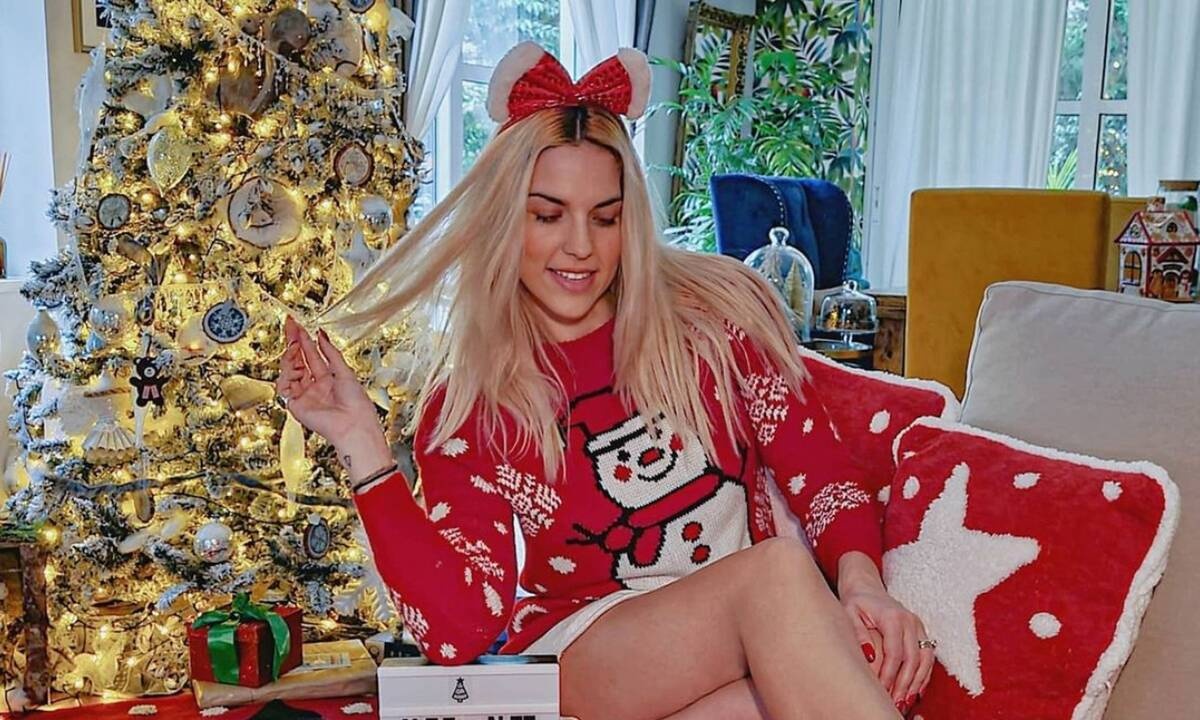 Μαντώ Γαστεράτου: Αγκαλιά με τον γιο της μπροστά στο στολισμένο δέντρο