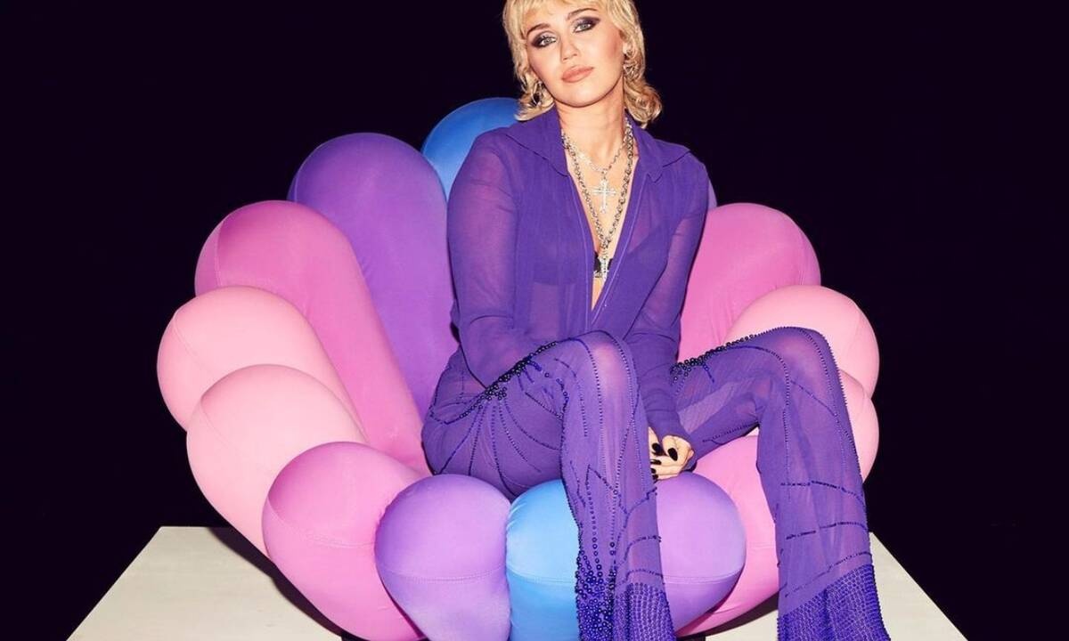 Η Miley Cyrus έκανε το πιο φανταστικό μακιγιάζ για τα Χριστούγεννα