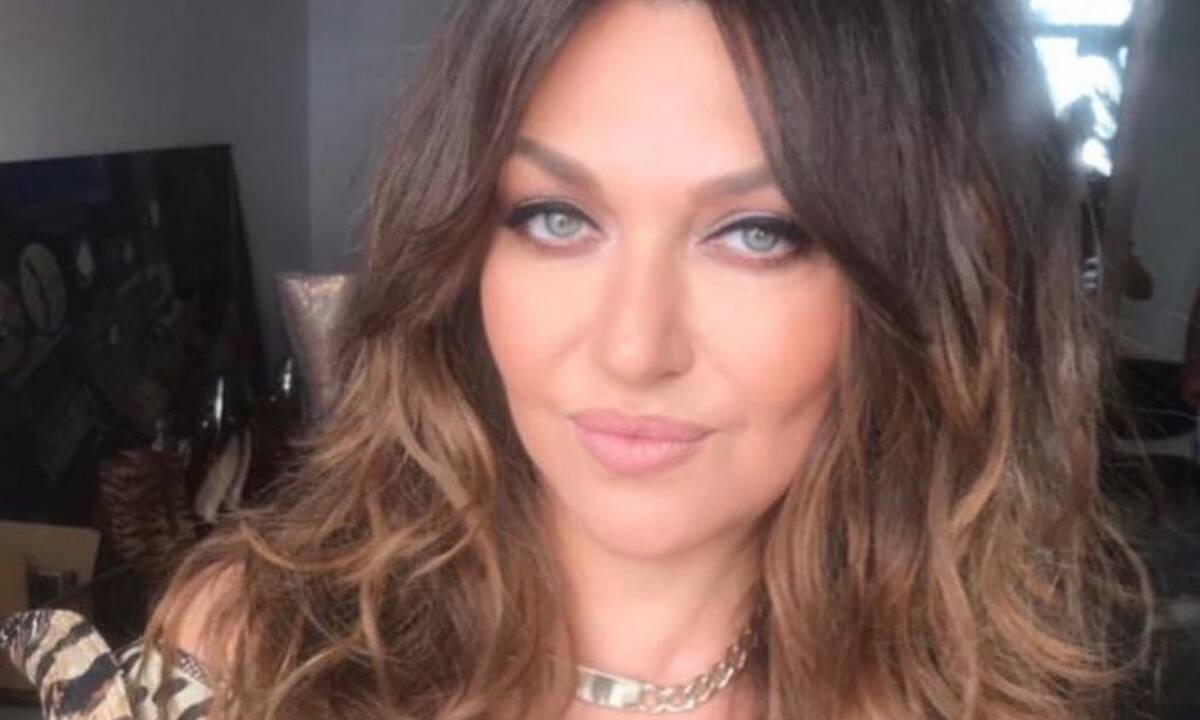 Αποθεώθηκε η Γαρμπή στο J2us: Το ντουέτο με Βανδή & το hot look της έγιναν viral στο Twitter