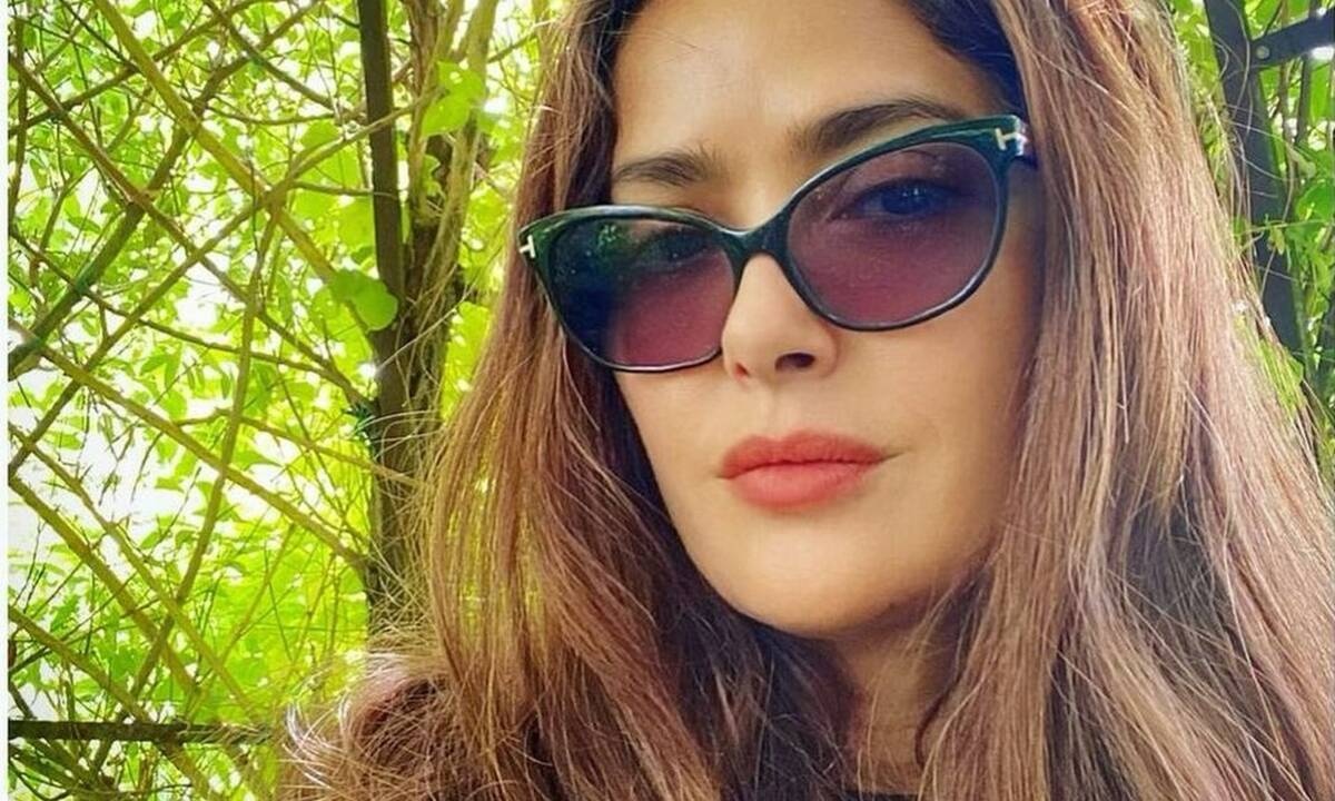 Η Salma Hayek μας δείχνει το απόλυτο smoothie που αναζωογονεί το δέρμα της