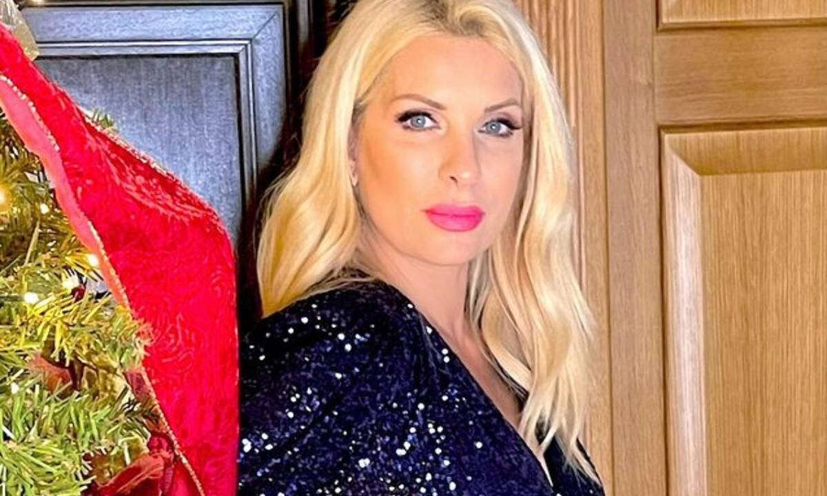 Αυτές οι εμφανίσεις της Ελένης Μενεγάκη είναι η απόδειξη πως το old fashion glam δεν πεθαίνει ποτέ