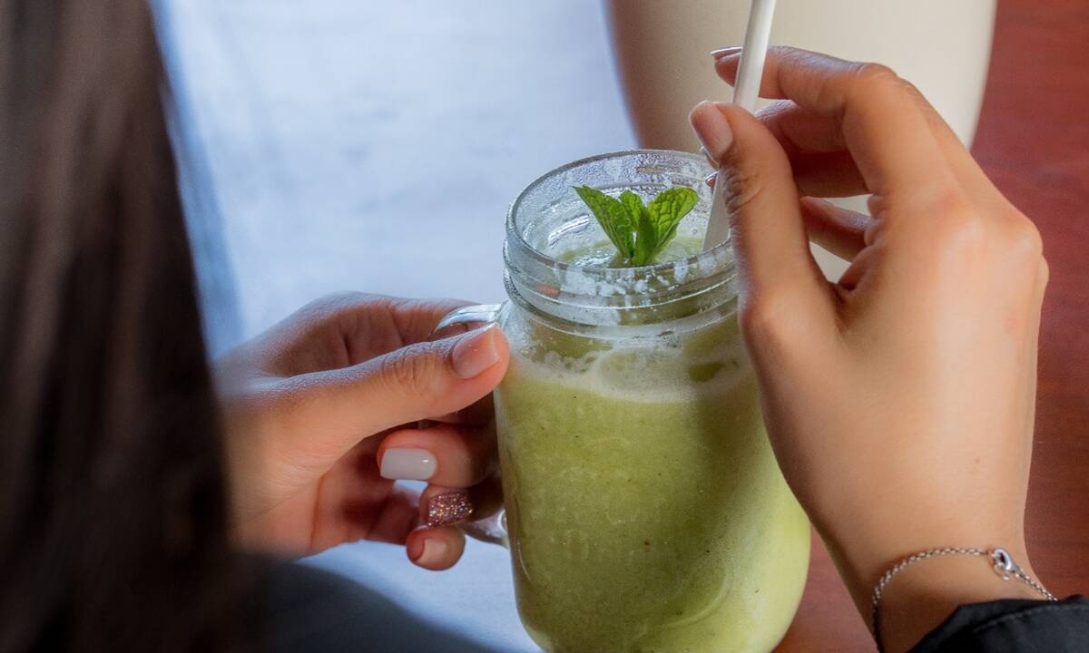 3 detox smoothies για να φας με άνεση τα Χριστούγεννα