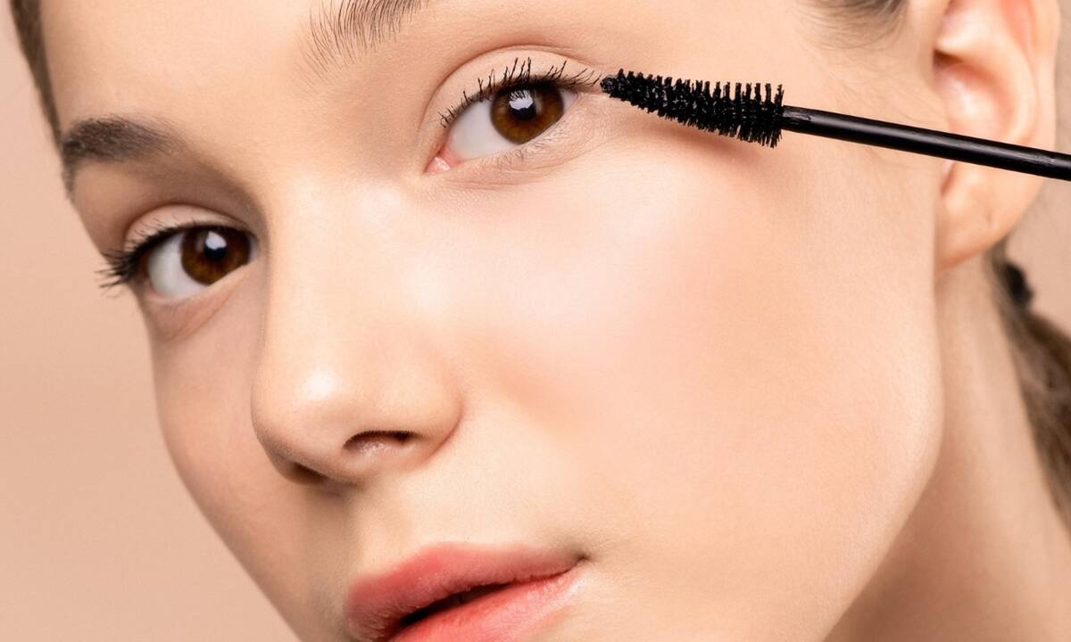 Αυτός είναι ο λόγος που πρέπει να έχεις πάντα ένα primer βλεφαρίδων στο νεσεσέρ σου