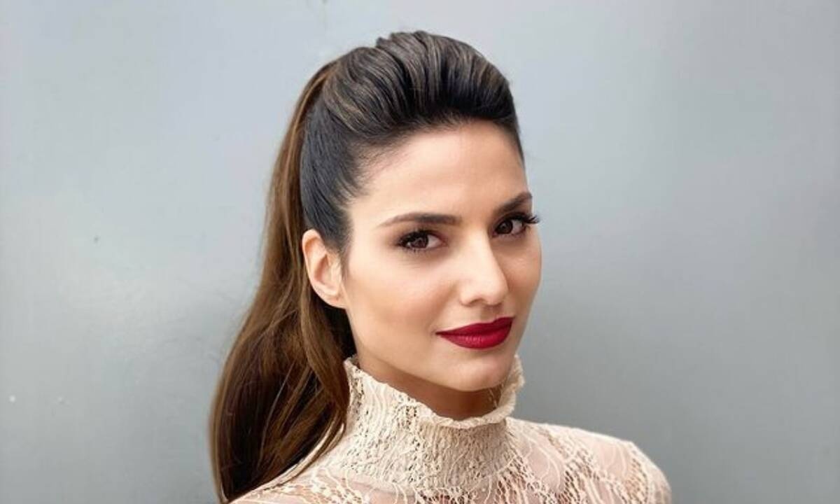 Ο Γιάννης Σίσκος μάς είπε πώς θα πετύχουμε τα 5 πιο glam hairstyles της Ηλιάνας Παπαγεωργίου