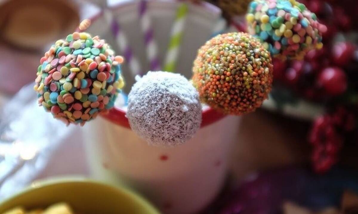 Χριστουγεννιάτικα cake pops από τον Άκη Πετρετζίκη
