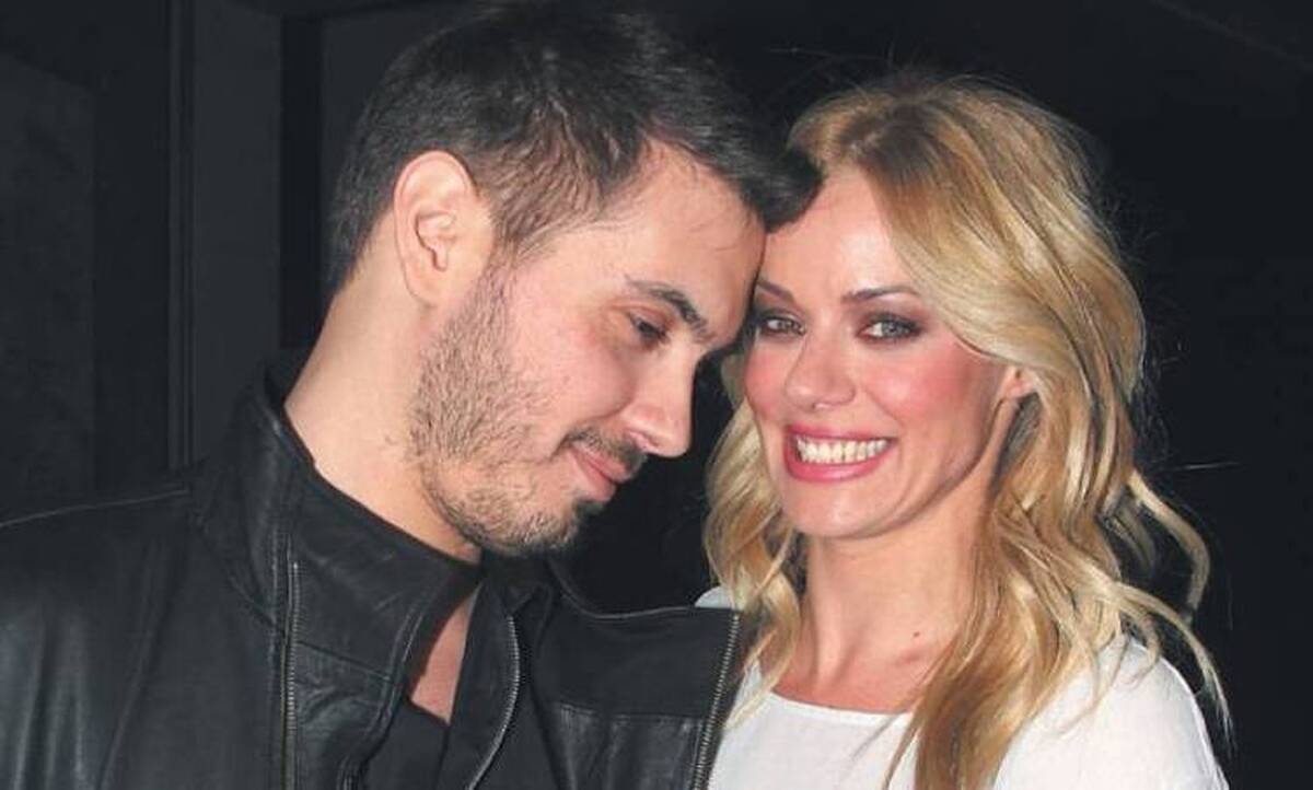 Χατζηγιάννης – Μακρυπούλια: Ποζάρουν μπροστά από το δέντρο και μοιράζουν ευχές!