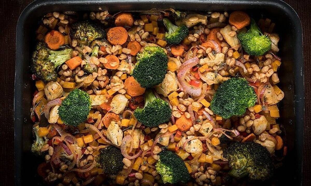 Πεντανόστιμο κοτόπουλο με λαχανικά και φασόλια από τον Άκη Πετρετζίκη 