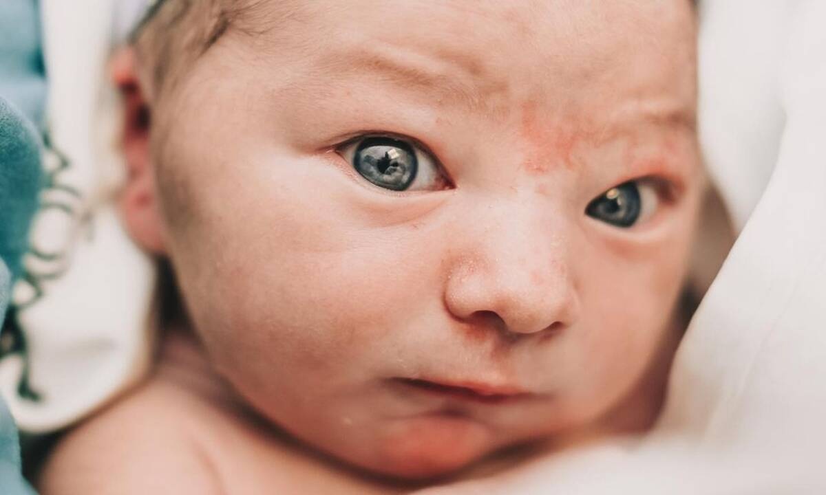 Απίθανα πορτρέτα μωρών δευτερόλεπτα μετά τη γέννησή τους (pics)