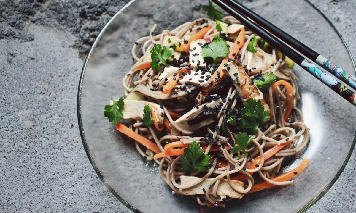 Ο Gordon Ramsay μοιράζεται τα μυστικά του για τα καλύτερα noodles λαχανικών