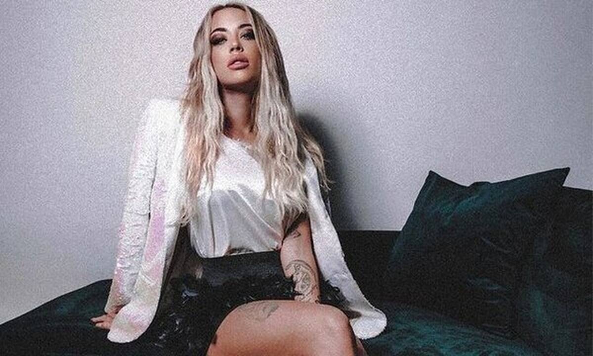 Υποκλινόμαστε! Αυτή η καλλονή είναι σύντροφος γνωστού ποδοσφαιριστή! (pics)