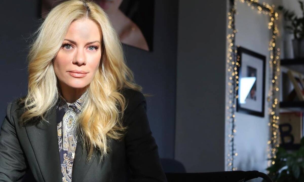 Η Ζέτα Μακρυπούλια έχει βρει το πιο στυλάτο & άνετο πανωφόρι, χρόνια τώρα