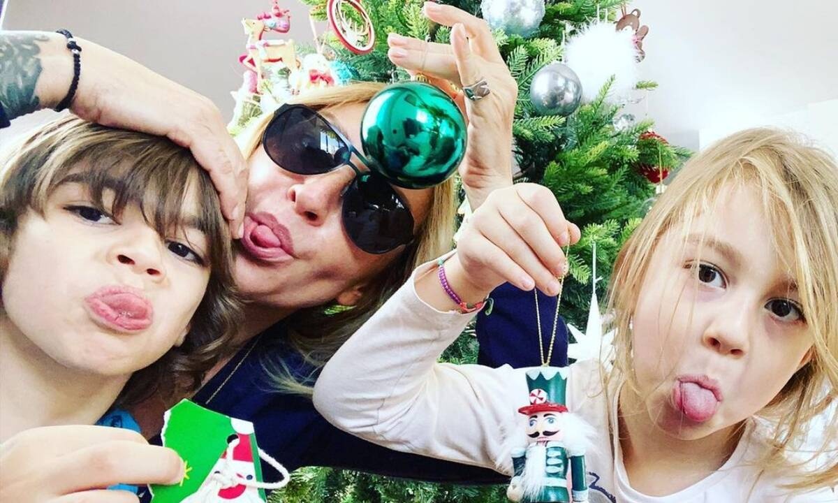 Ρούλα Ρέβη: Τη ρωτάνε αν είναι δύσκολη η ζωή με δίδυμα και απαντά ειλικρινά