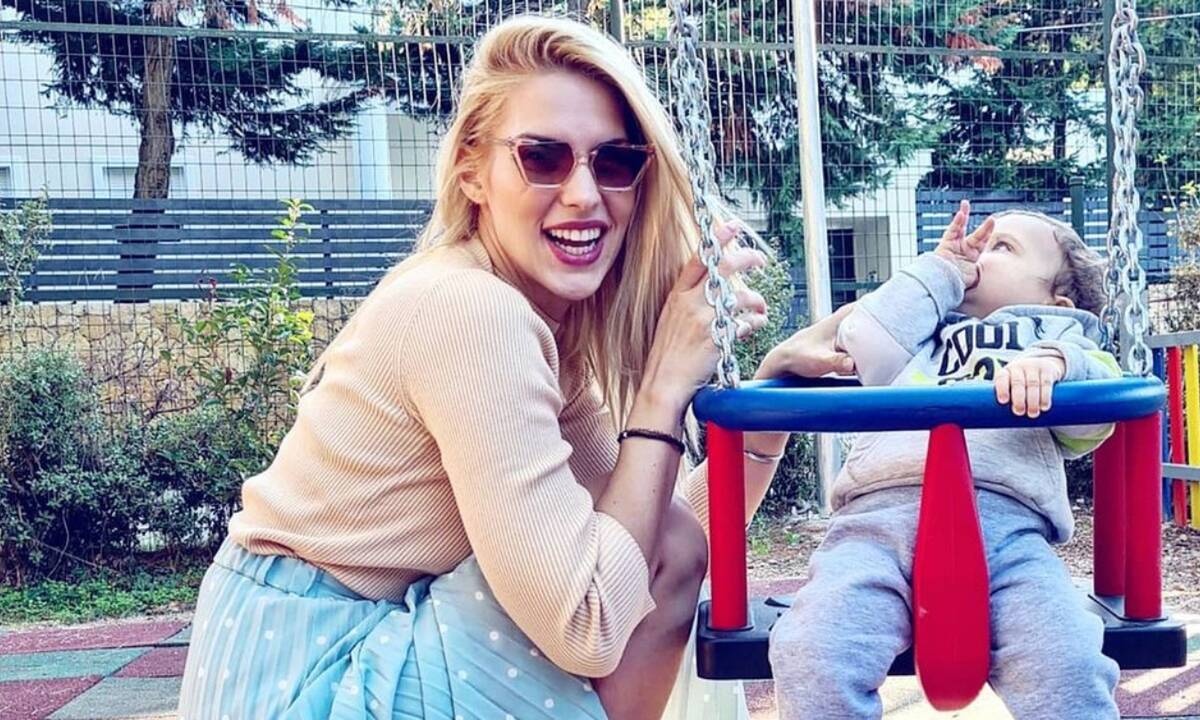 Μαντώ Γαστεράτου: Πήρε το ποδήλατο και πήγε βόλτα με τον γιο της