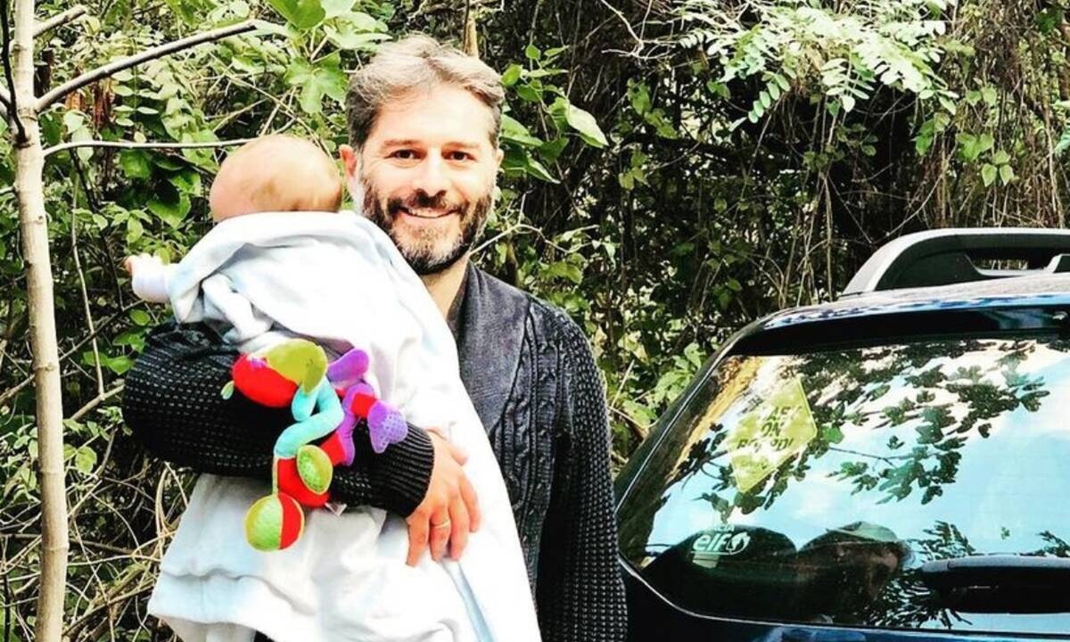 Αλέξανδρος Μπουρδούμης: Ο γιος του ξεκίνησε τις στερεές τροφές & τον ταΐζει