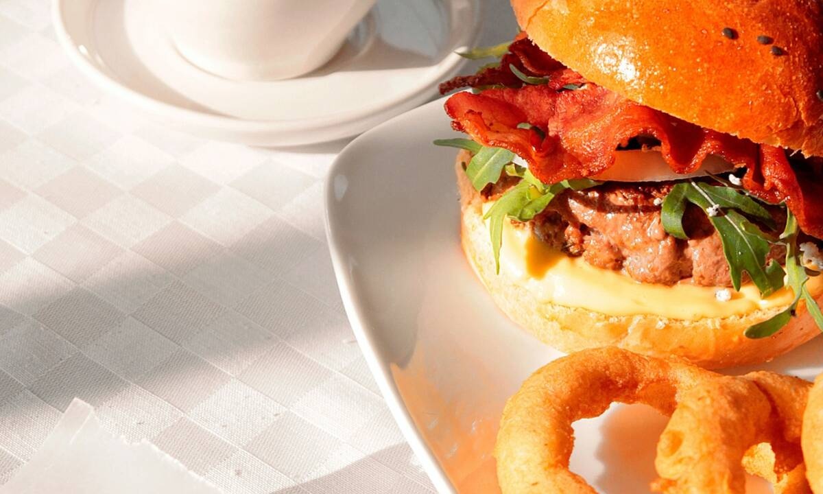 Mozzarella Onion Rings: Έτσι θα φτιάξει το must finger food εύκολα (video)