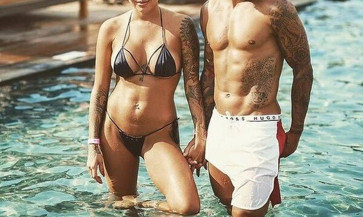 Σύζυγος ποδοσφαιριστή τραγούδησε τον Εθνικό Ύμνο της χώρας της με εσώρουχα (vid)