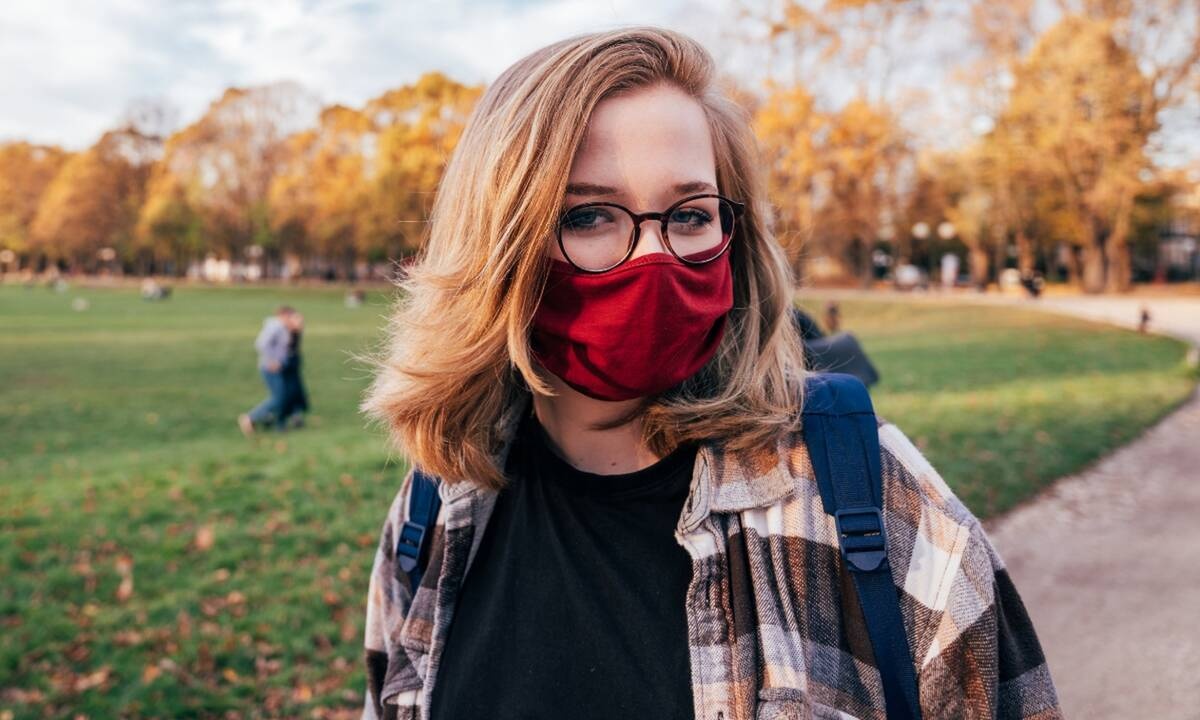 Το τρικ για να μη θολώνουν τα γυαλιά σου ενώ φοράς προστατευτική μάσκα