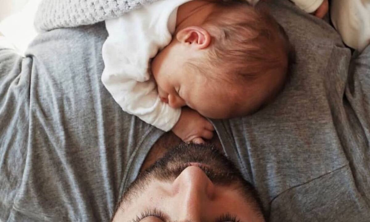 Απολαυστικά στιγμιότυπα μπαμπάδων με τα μωρά τους (pics)