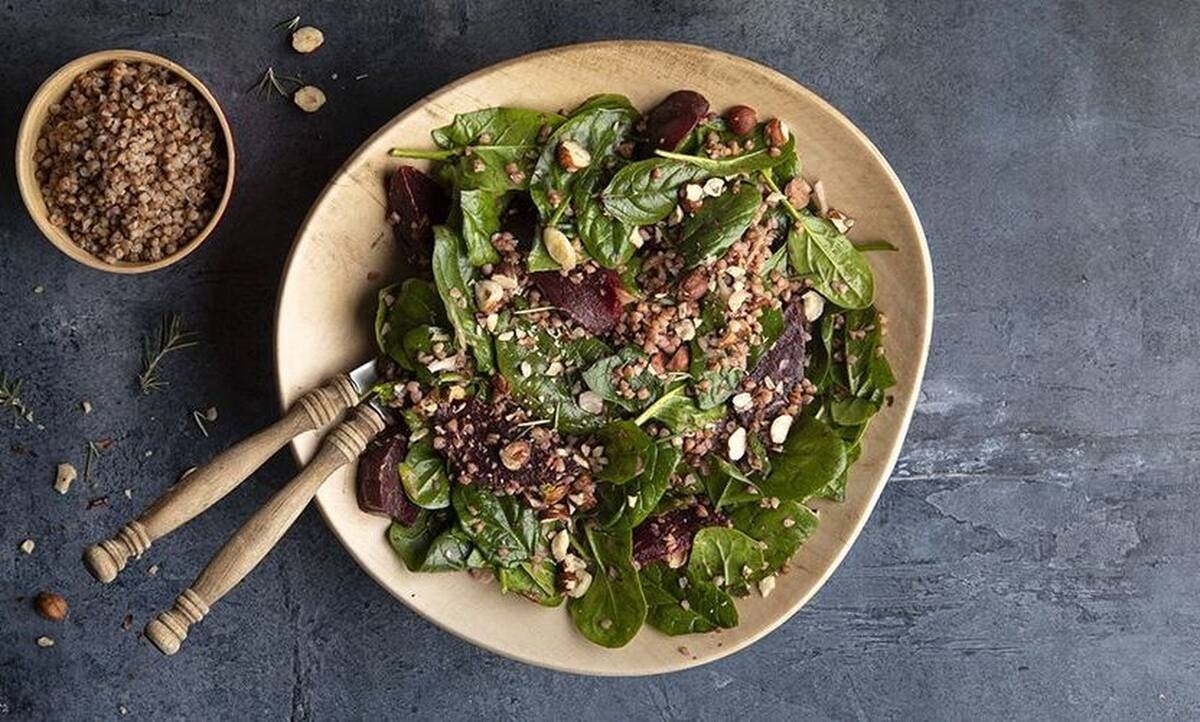 Αυτή τη σαλάτα με φαγόπυρο και παντζάρια του Πετρετζίκη πρέπει να τη φτιάξεις! 
