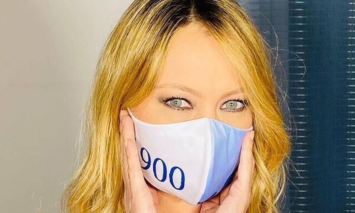 Γνωστή Ιταλίδα ηθοποιός υπόσχεται να ποζάρει ολόγυμνη μόνο με μάσκα αν κερδίσει η Λάτσιο