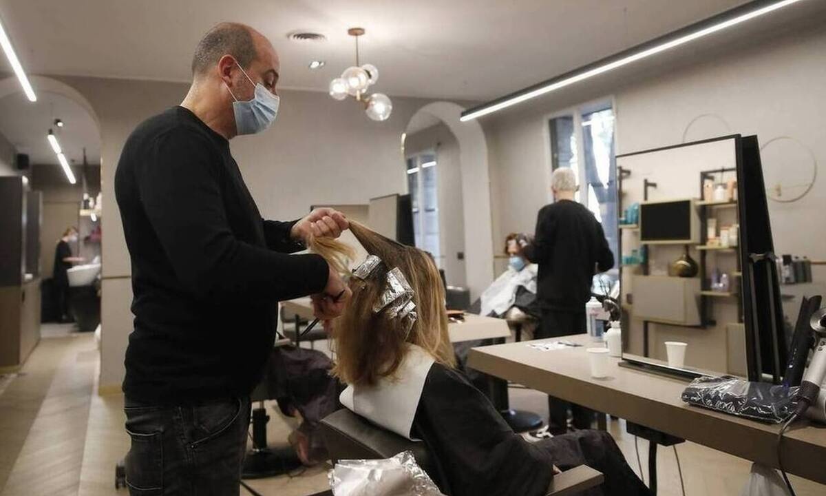 Ανοίγουν τα κομμωτήρια: Πώς θα μπορείτε να τα επισκεφτείτε