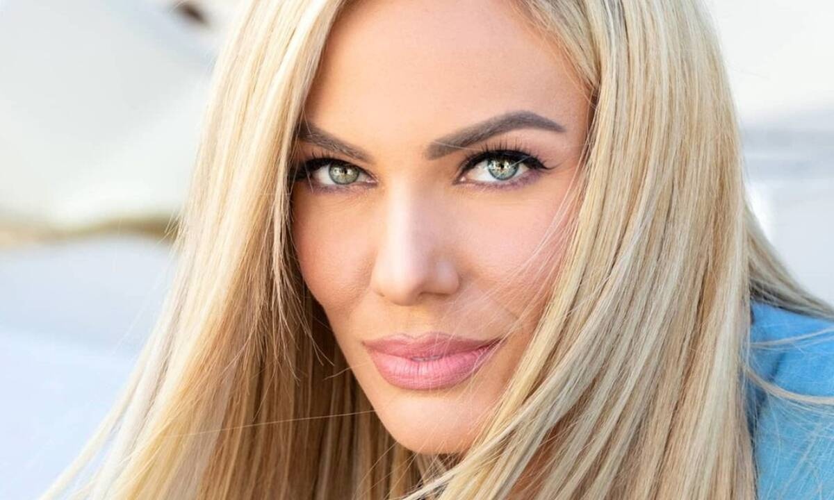 Η Ιωάννα Μαλέσκου απόλαυσε την Κυριακή της με τον πιο casual & sexy τρόπο