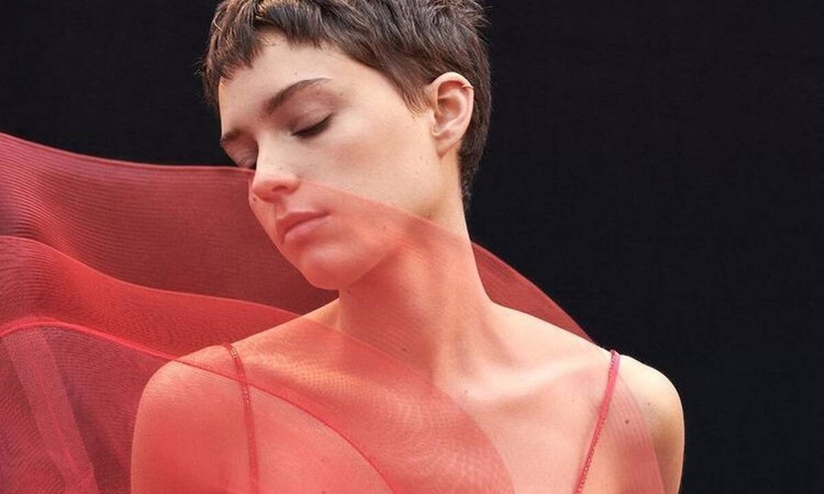 Armani Privé: η νέα συλλογή Haute Couture 2021 αναζητά τις ισορροπίες
