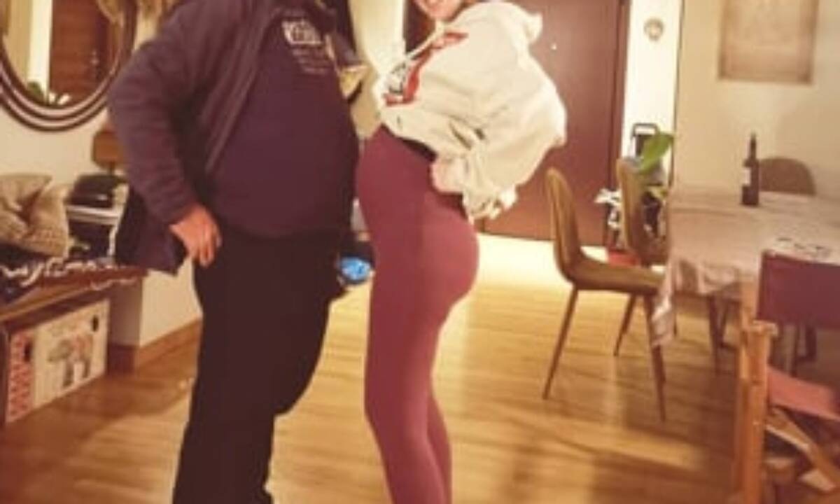 Γνωστή Ελληνίδα εγκυμονούσα ποζάρει στον φακό με τον μπαμπά της