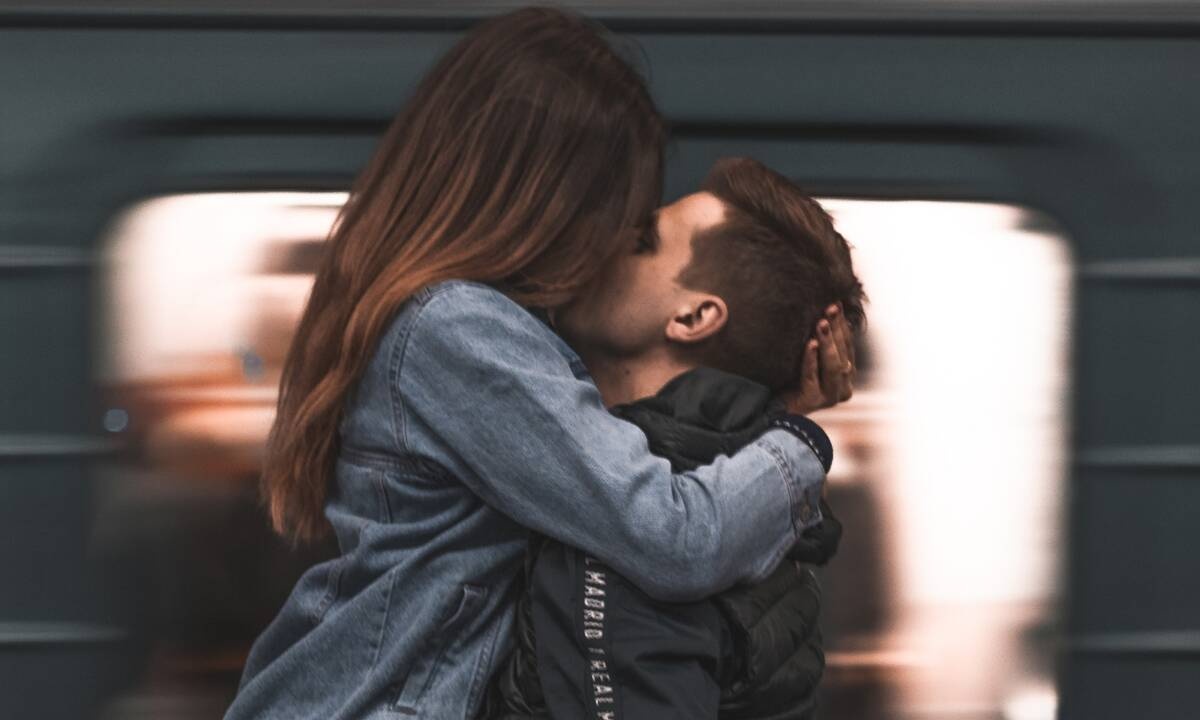 Γιατί σε πιάνει πονοκέφαλος αμέσως μετά το σεξ; Σου έχουμε την απάντηση