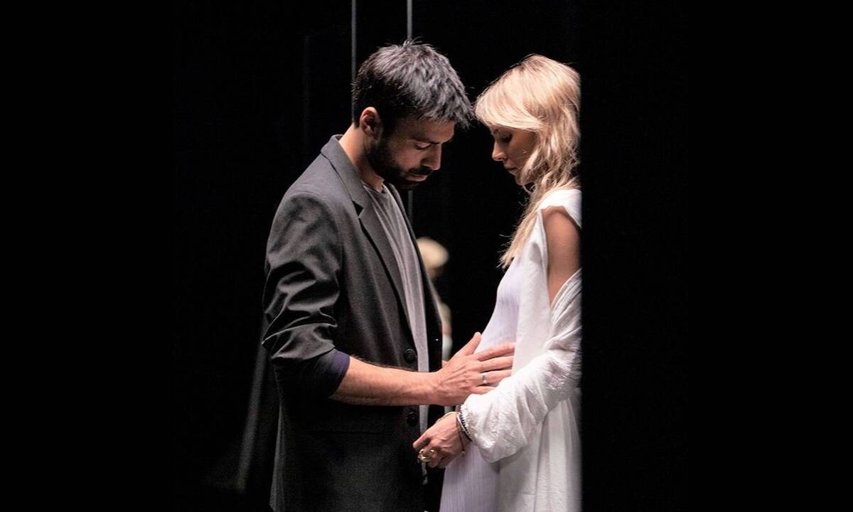 8 λέξεις: Ερωτικό ντελίριο στο γραφείο!