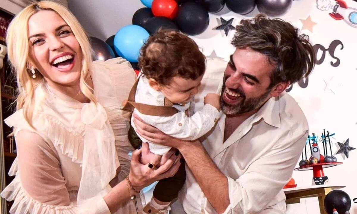 Μαντώ Γαστεράτου: «Τρελά» παιχνίδια με τον γιο της στο πάτωμα