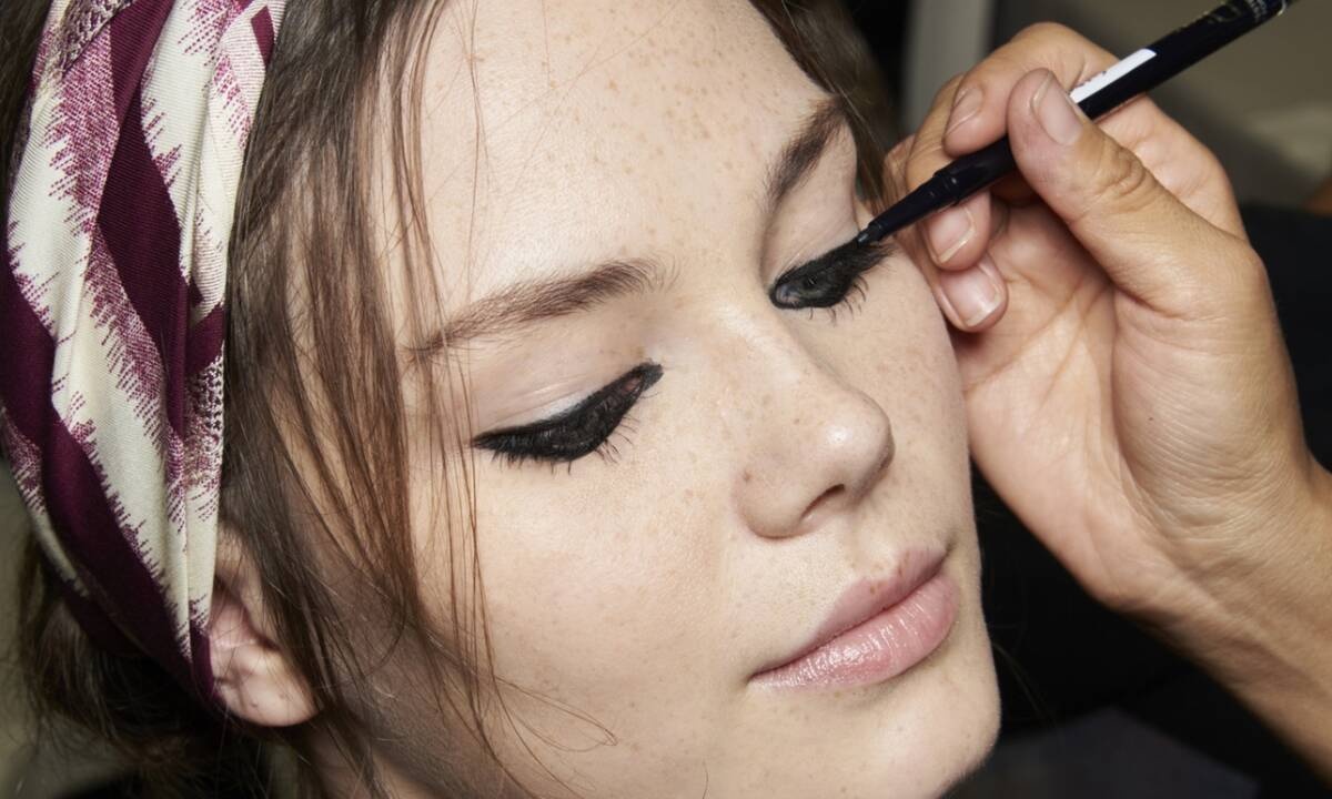 10 μαύρα μολύβια ματιών για να δημιουργείς τα πιο σαγηνευτικά eye looks