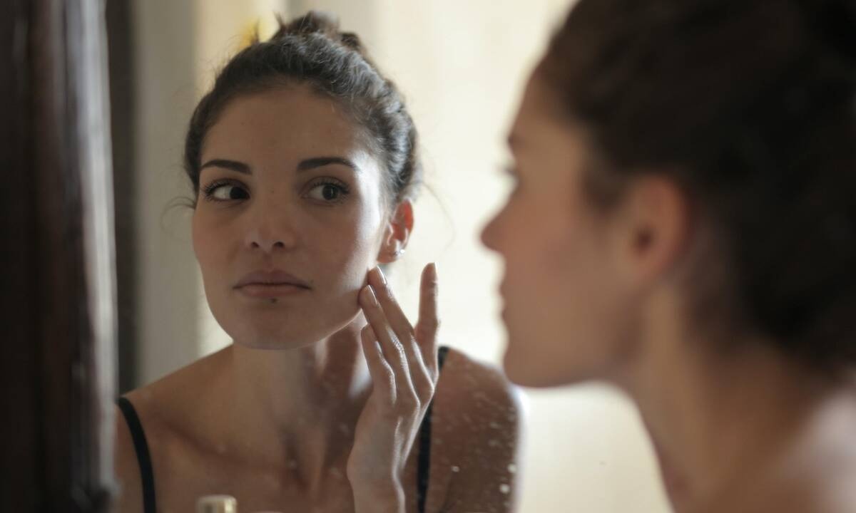 Τα σημάδια που δείχνουν πως το δέρμα σου χρειάζεται μια νέα ρουτίνα ομορφιάς