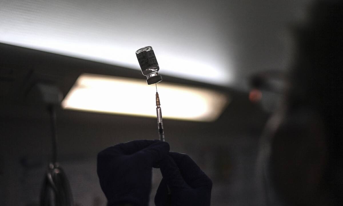 Είσαι πρώην ασθενής Covid-19; Ιδού τι πρέπει να ξέρεις για τα εμβόλια και τις μεταλλάξεις