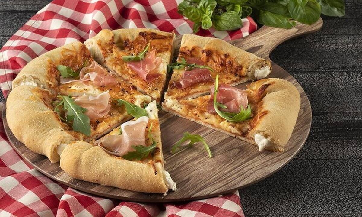 Λαχταριστή πίτσα με 4 τυριά και κρούστα με τυρί κρέμα από τον Άκη Πετρετζίκη